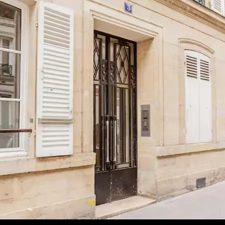 Bright And Quiet Parisian Appartamento